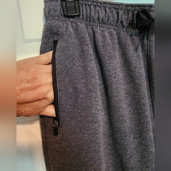 Reebok Gray sweat pants with zip pockets and cuffs SZ Medium - Picture 4 of 7